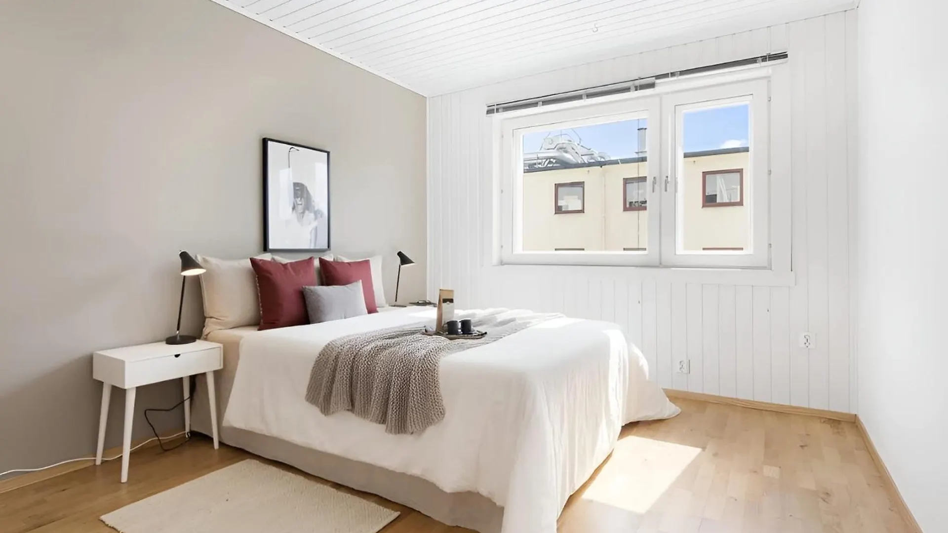Roomsly - Balcony Near Charming Cobblestone Streets Bergen