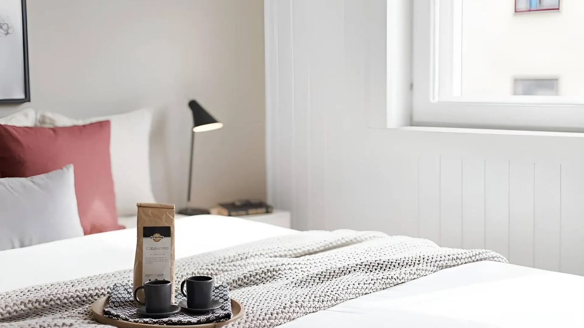 Roomsly - Balcony Near Charming Cobblestone Streets Bergen